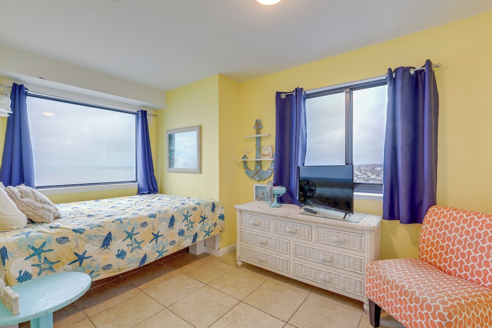 6th-floor Oceanfront Myrtle Beach Condo w/ Balcony