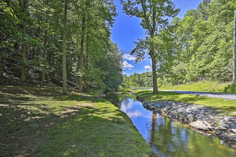 Pet-friendly Resort Cabin 5 Mi to Dtwn Ellijay!