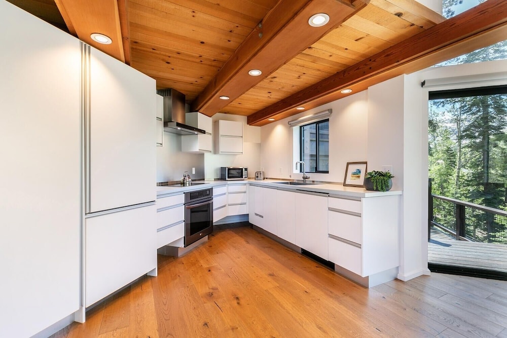 Lake Tahoe Vacations - Trapper Mc Nutt Modern Mountain 4 Bedroom Home by RedAwning - Property Image 26