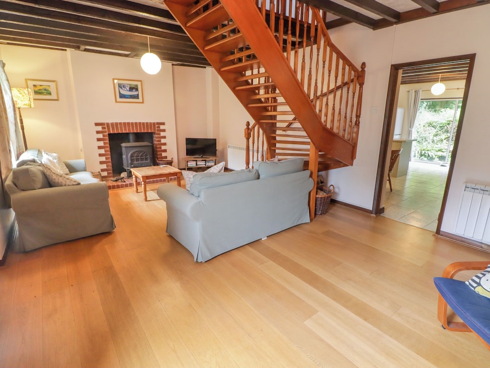 2 Cheriton Cottages