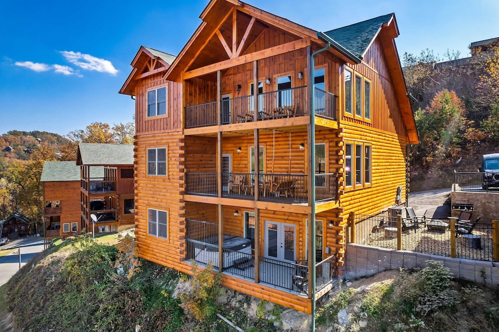 All Fun & Games by Avantstay Indoor Pool, Game Room, Theater, Mountain Views Near Pigeon Forge & Dollywood