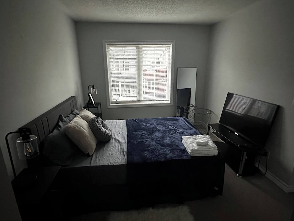 Cozy Whitby Retreat - 2 Bedroom Private House