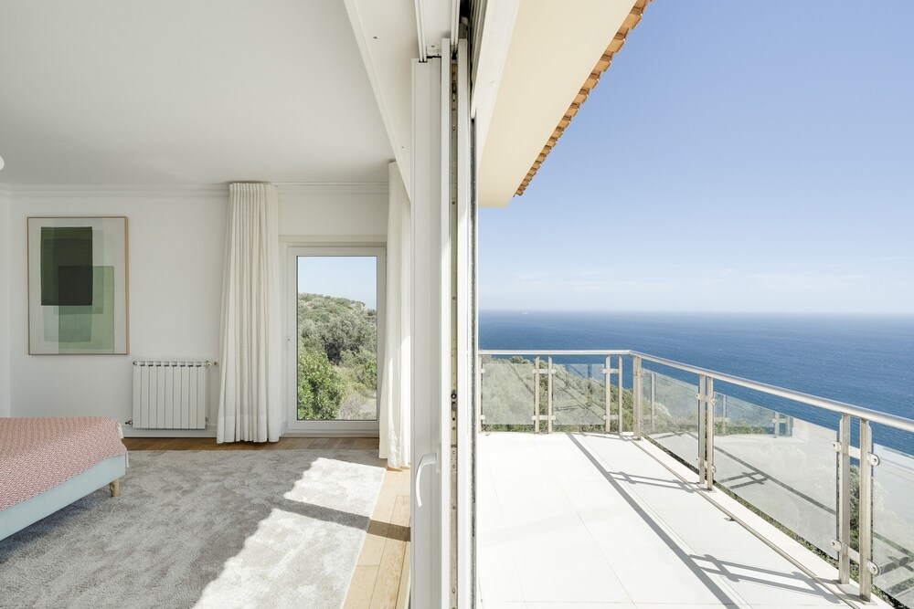 Coastline Arrabida Villa by Cadenzalux