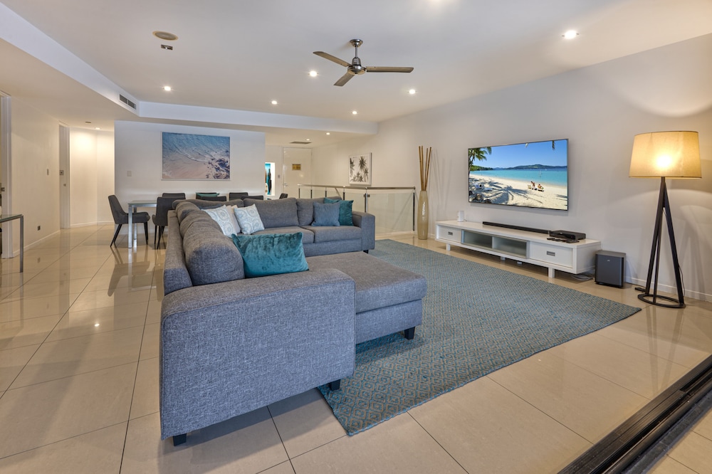 Villa 2 The Edge Oceanfront Deluxe 4 Bedroom Near Marina With Golf Buggy