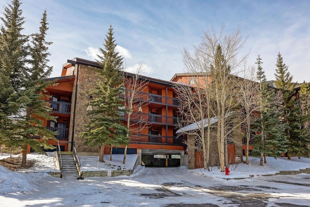 Mountainside 145a 2 Bedroom Condo by RedAwning