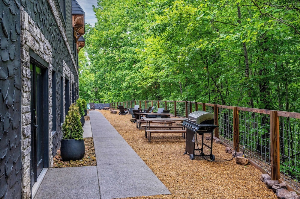 Sleeps 18 3 Suites at Firefly Mountain Lodge Indoor Pool, Hot Tub, Game Room, Firepits & Dining Spaces Just Minutes From Dollywood and Gatlinburg