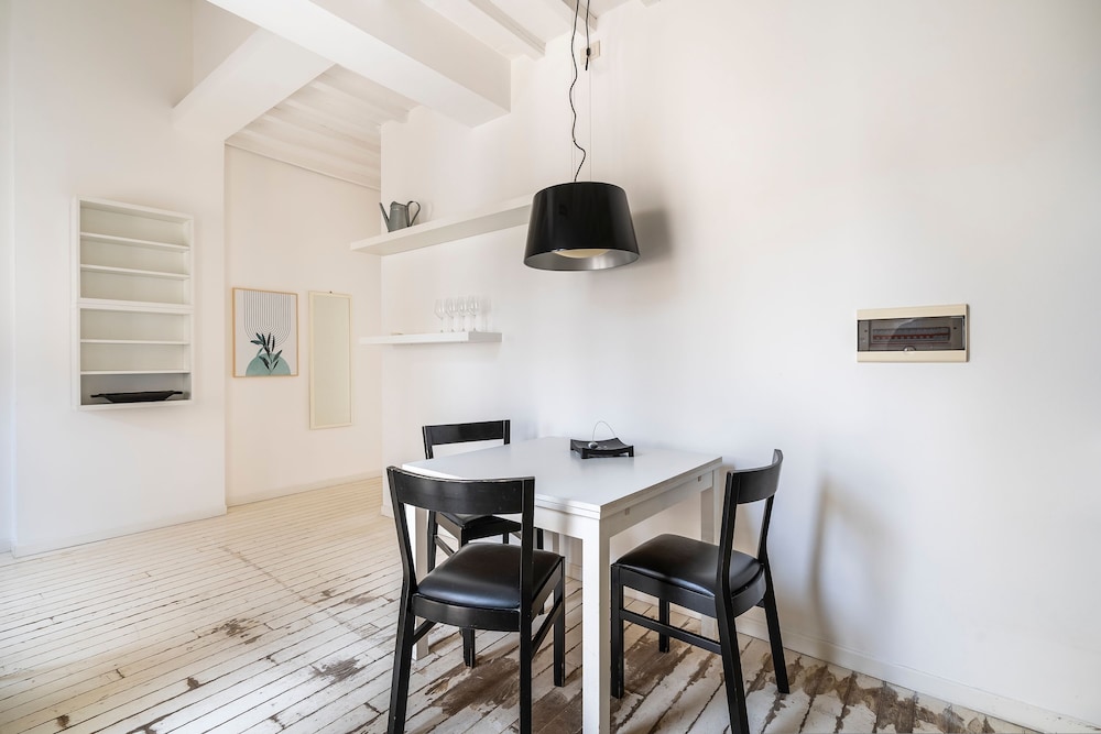Laura 10 in Firenze With 1 Bedrooms and 1 Bathrooms