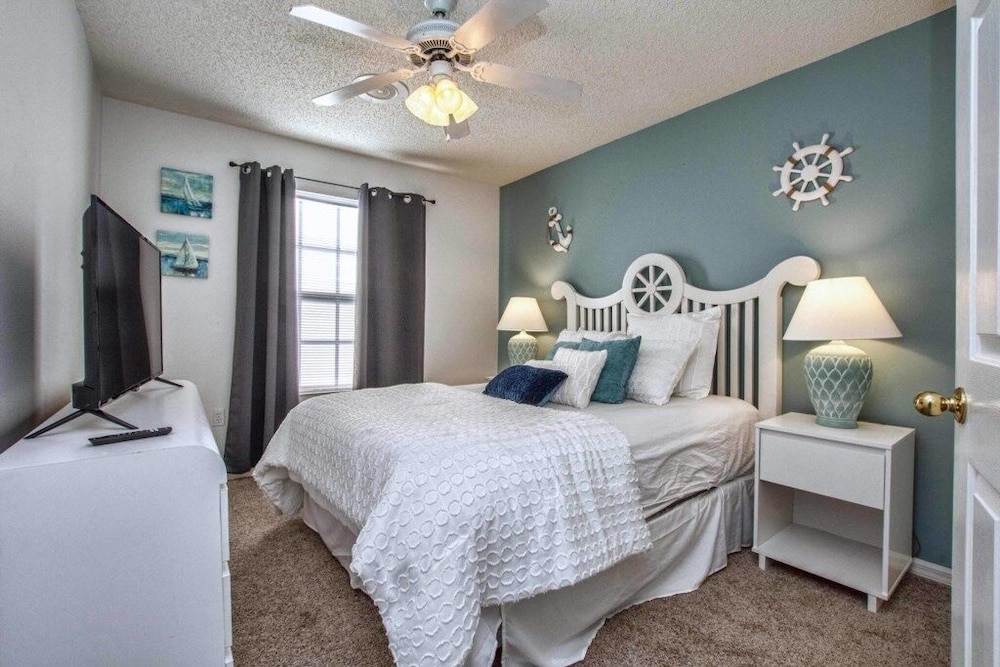 Beautiful Waterfront Home Close To Disney!large Spacious Layout, Pool & Wifi 4 Bedroom Home