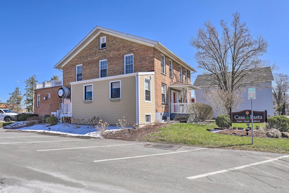 Downtown Canandaigua Apt: 1 Mi to Lake & Pier!