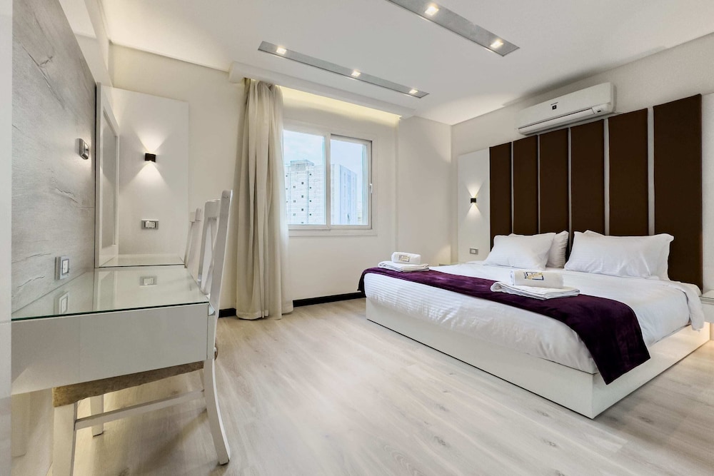 Fresh & Fabulous 2bdr - 5 min to Airport