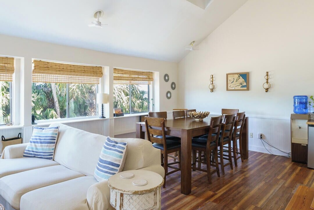Charming 3-bed, 2-bath Home With Wonderful Views of the Golf Course