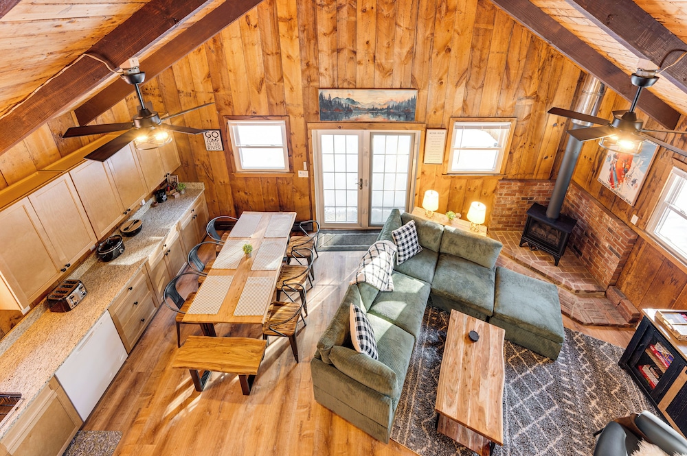 2 Mi to Conway: Cozy Cabin w/ Grill & Yard!