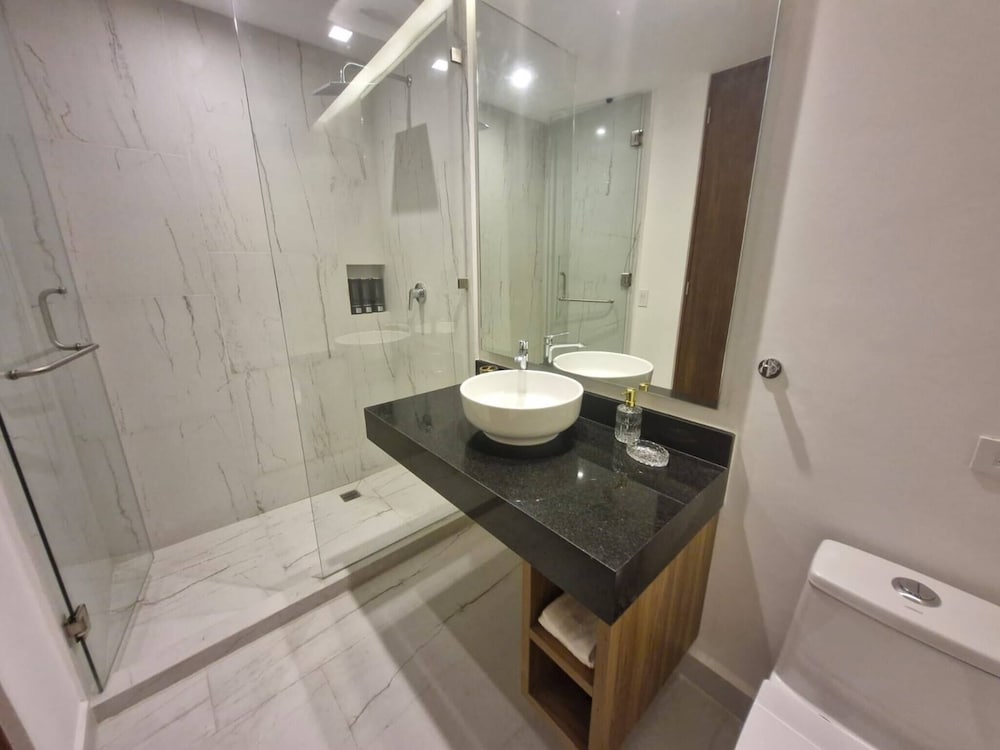 Super Cute Flat on 5th Ave in PdC Steps From Beach