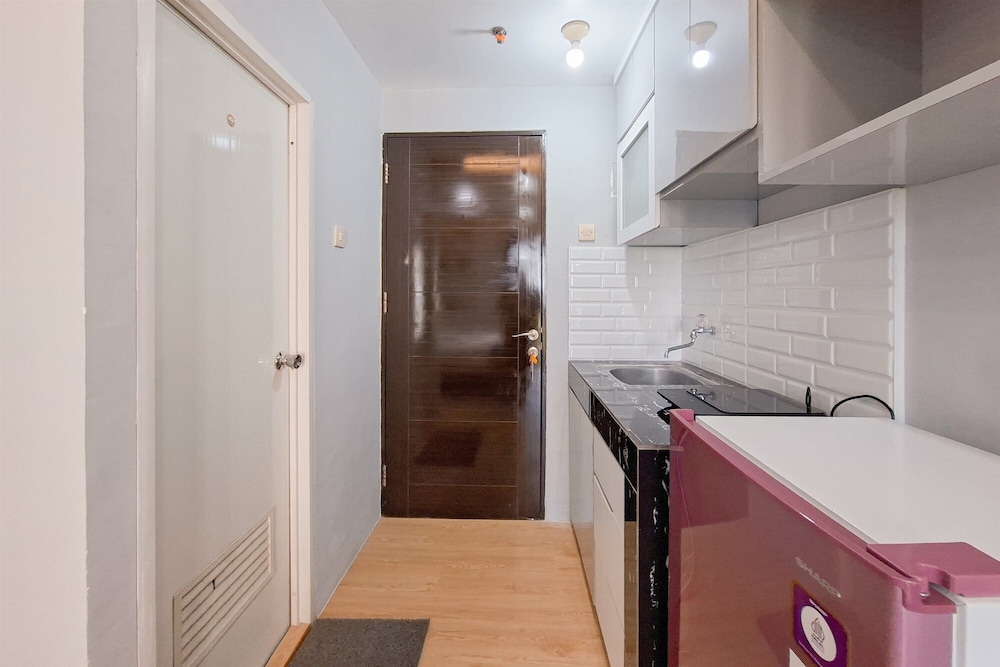 Modern Chic Studio At Sky View Apartment