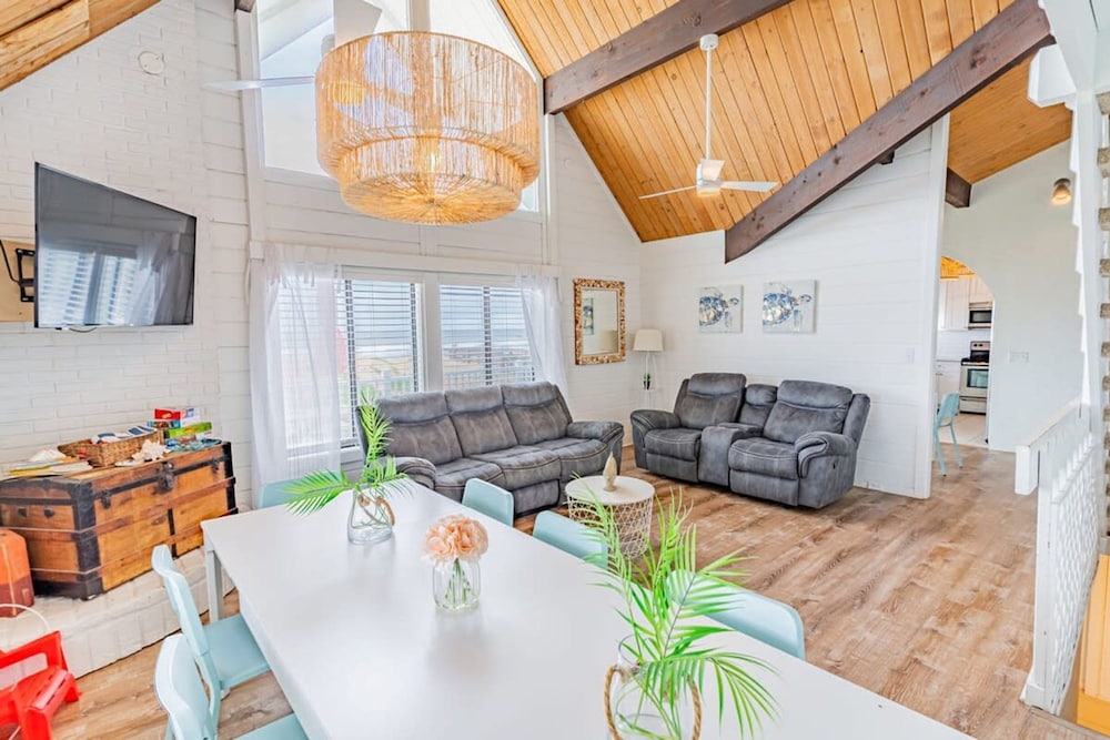 Pelican Beach Private Ocean Front Beach House- Sleeps 10 Bring Your Surf Boards