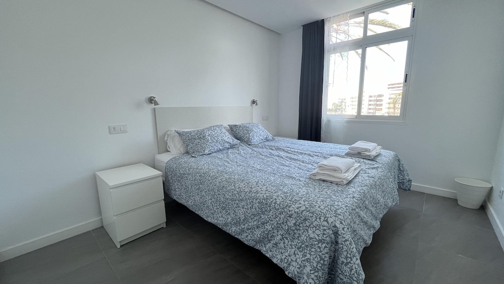 Renovated Apartment by the Beach and Yumbo Centre