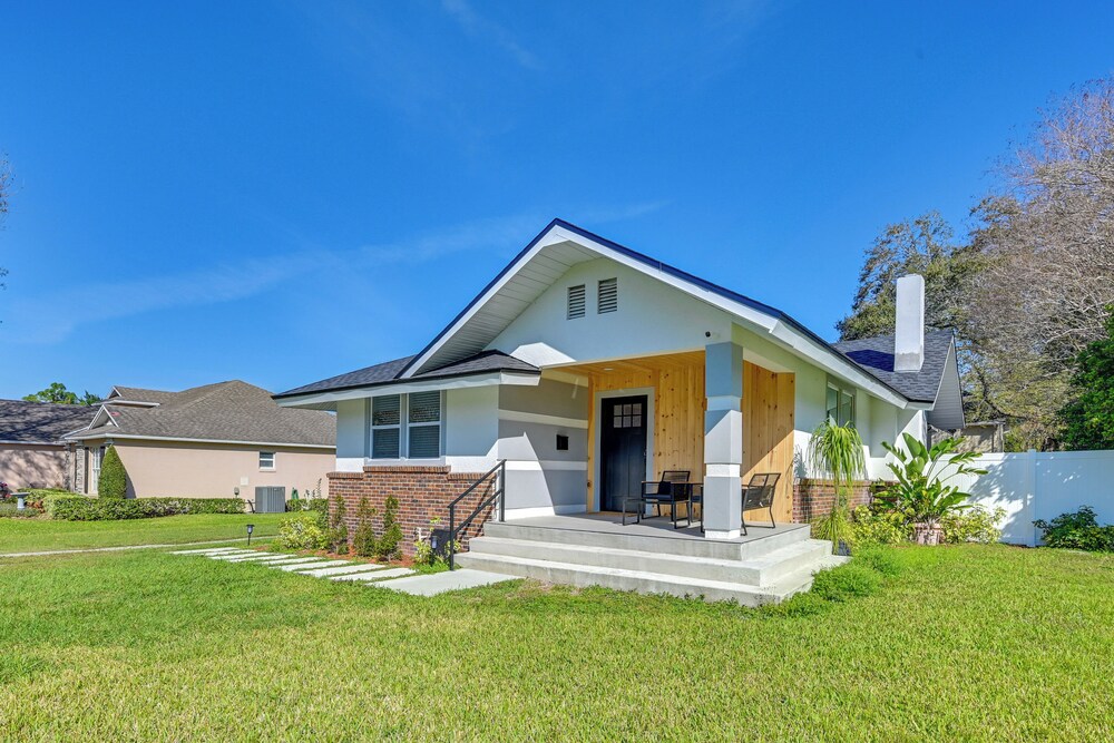 Modern Lakeland Golf Retreat w/ Putting Green