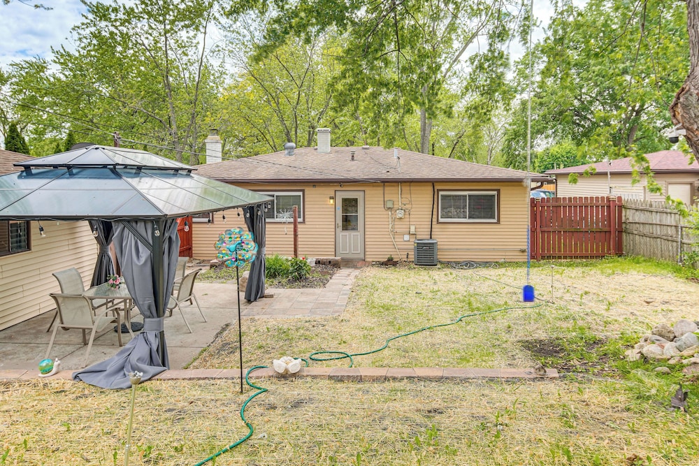 8 Mi to Nature Center: Streamwood Gem w/ Yard!, photo 18