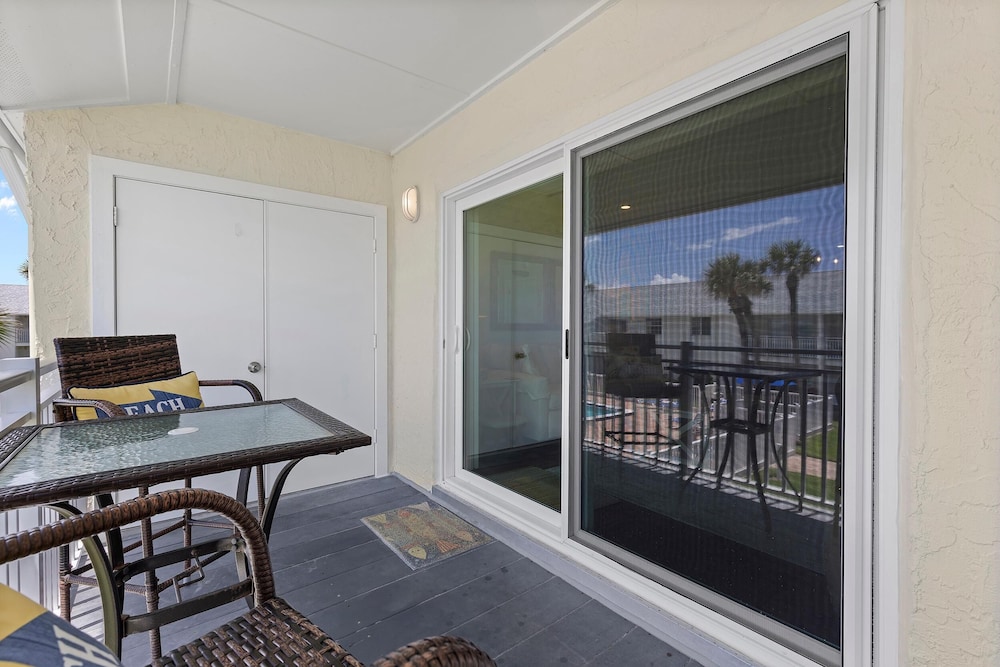 Colony Beach Club 204