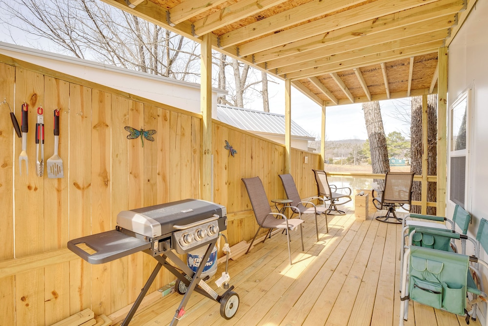 8 Mi to Cathedral Caverns: Tiny Home Hideaway