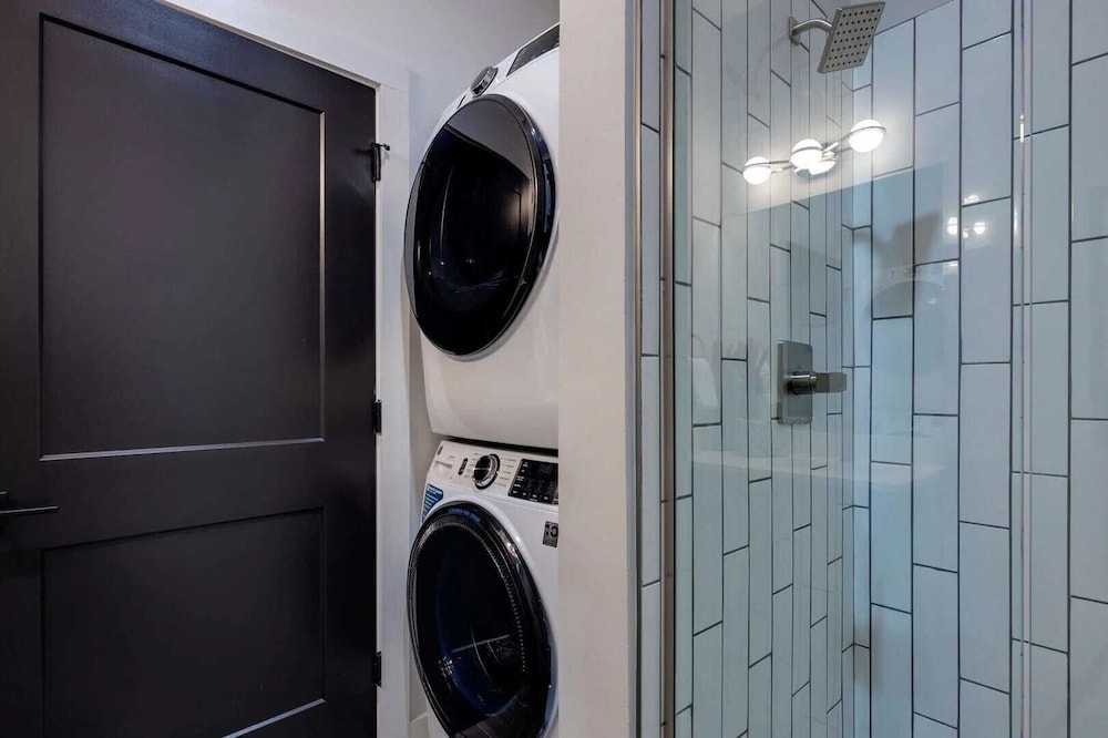 Sleeps 42 7 Modern Midtown Apartments w/ Gym + Pool Walkable to Shops & Eats