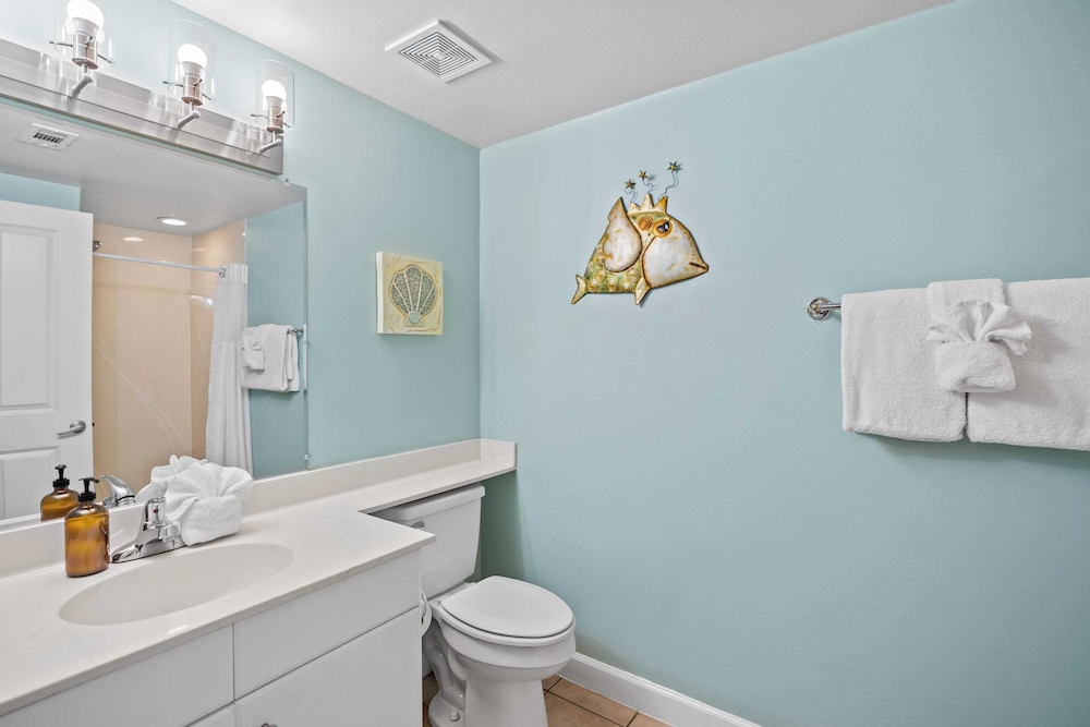 Relax at Panama City Beach Balcony, Parking, Walk to Dining