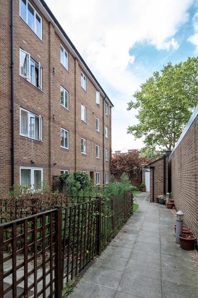 Hoxton 2 Bed Apartment by BaseToGo