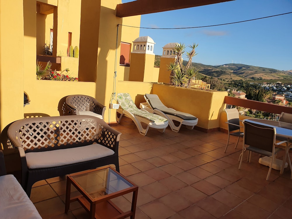 3 Bed Penthouse - Sleeps 8 - Pool - Sea View