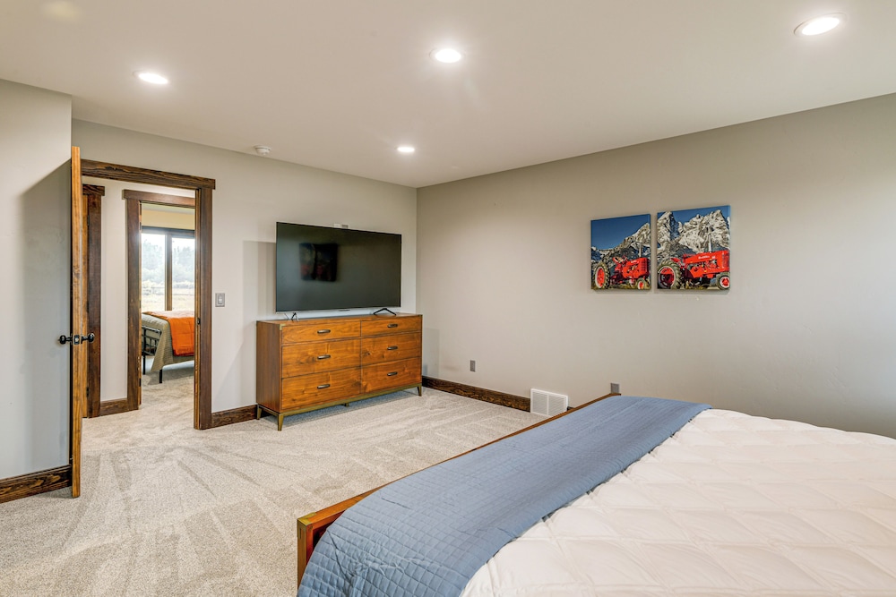 Pinedale Getaway Near Hiking, Skiing & Lakes!