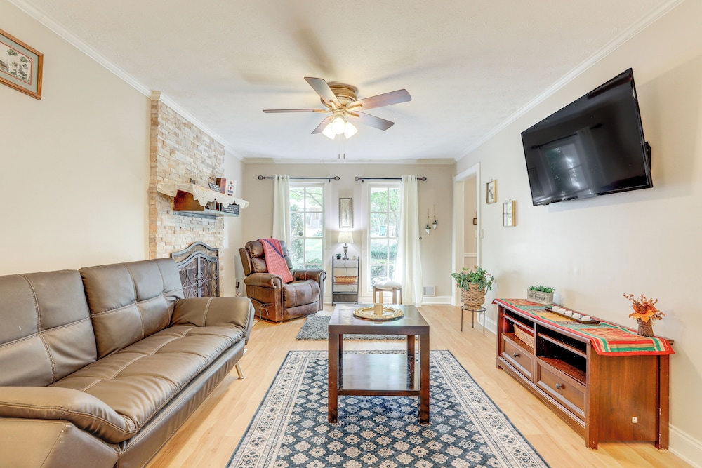 6 Mi to Stone Mountain Park: Home w/ Deck!