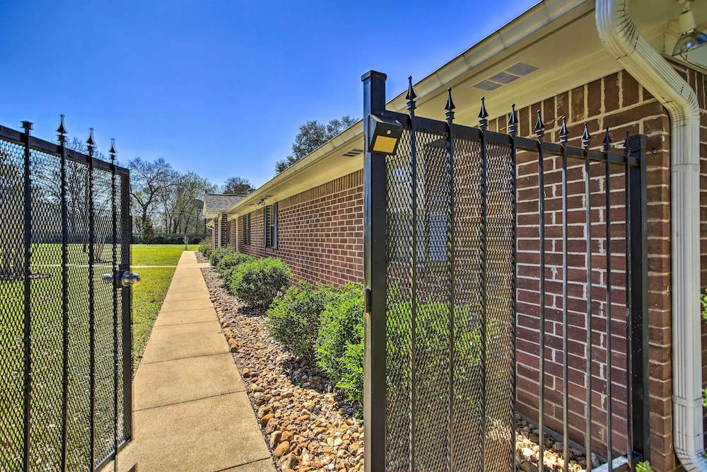 'the Cozy Pine Cone' Home Base: Walk to Pvamu view 2