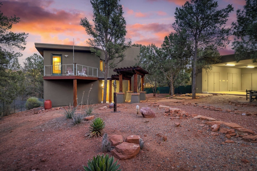 Cathedral View by Avantstay Pool Table + Hot Tub