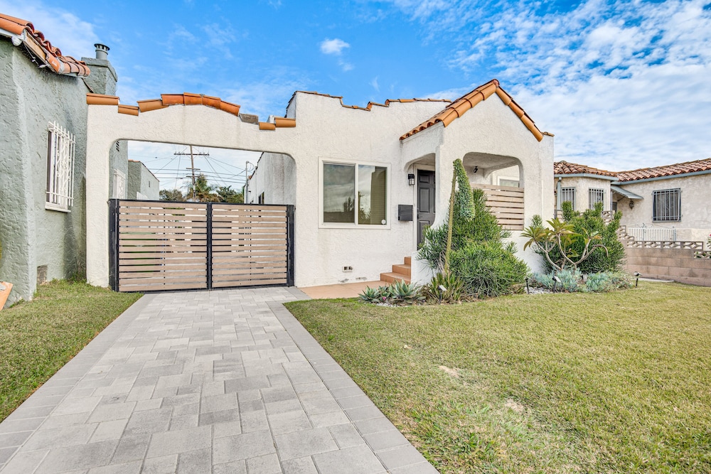 Centrally Located Los Angeles Home w/ Courtyard