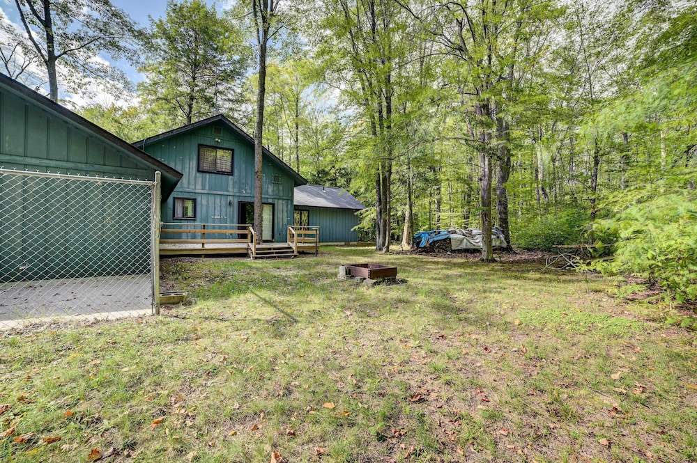 Pet-friendly Gem: Hike, Fish & Golf in Gaylord