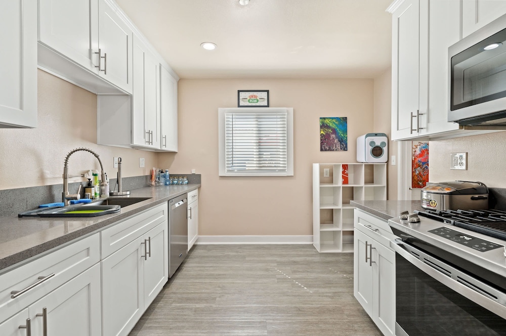 Whimsical Family Stay 10 Min Walk to PV Hospital