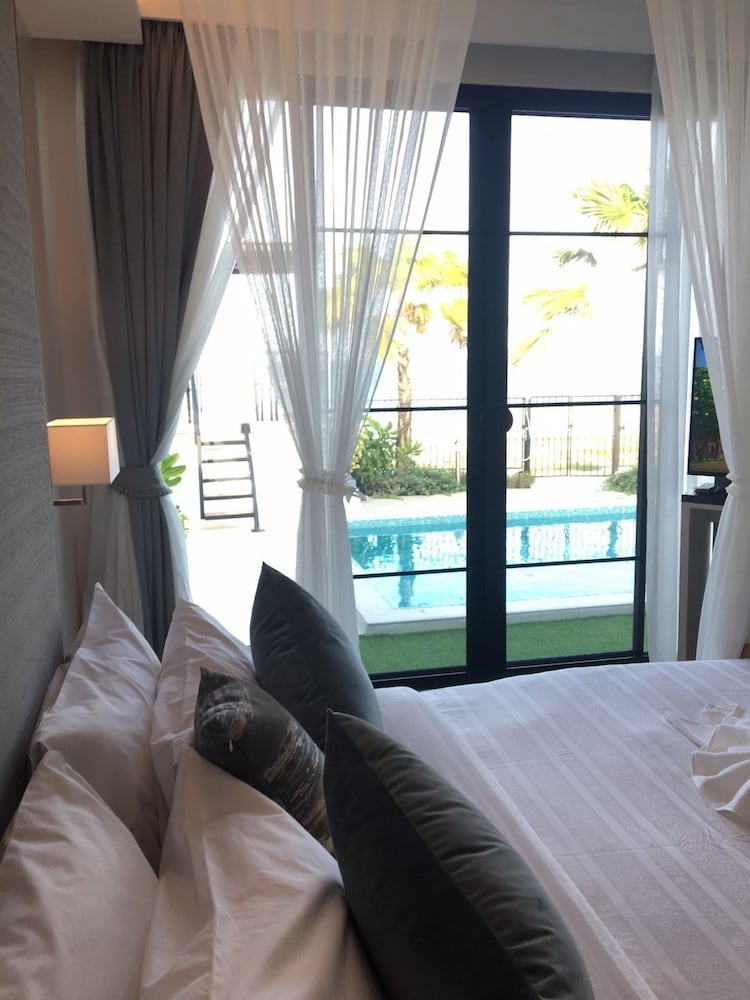 La Playa Beach Front Pool Villa Cha-am