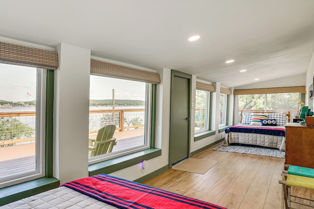 Lake View + Huge Deck: Cozy Possum Kingdom Retreat