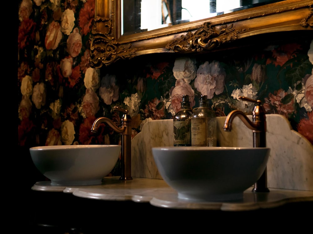 Gin Lounge Rooms