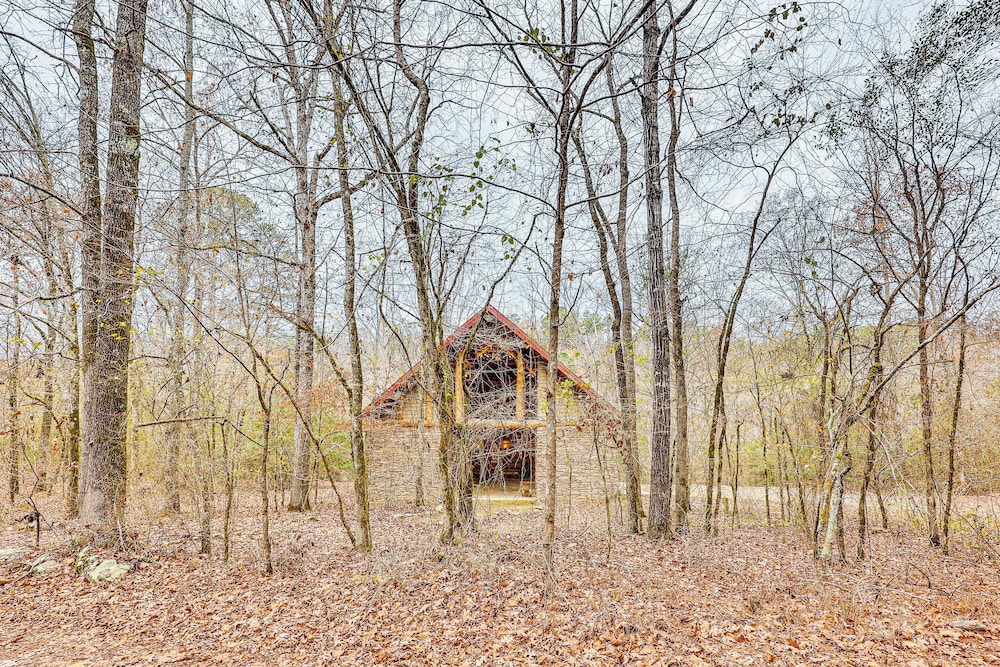 Fish, Boat & Hike: Pet-friendly Cabin in Arkansas