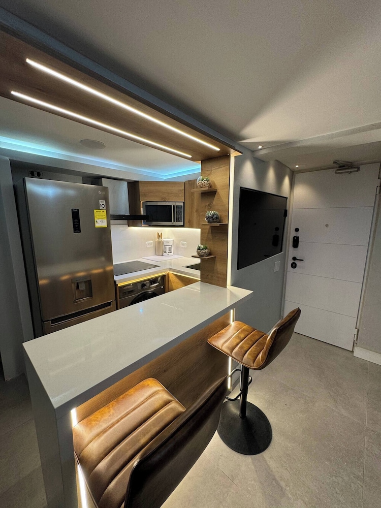 Stylish 1BR Getaway, Jacuzzi, Fireplace, Gym and AC