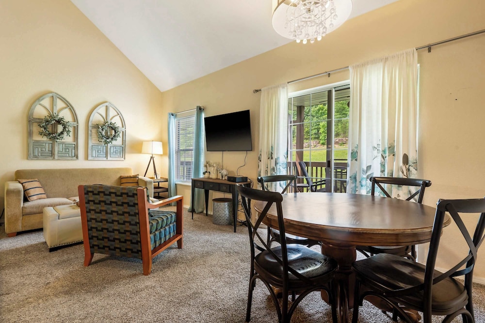 Warm Welcome Getaway Resort Stay for 6 With Amenities Near Downtown