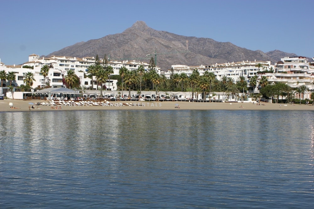 Beachfront Apt for a no Car Holiday Puerto Banus, Free Wifiparkingtvaircon photo 4