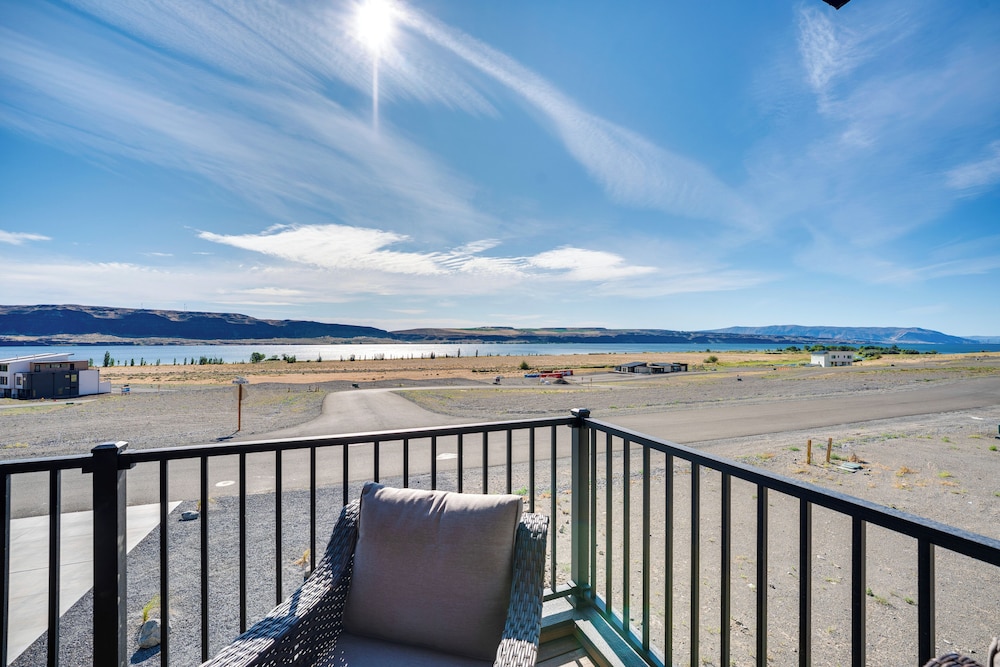 Hot Tub & Water Views: High-end Vantage Retreat