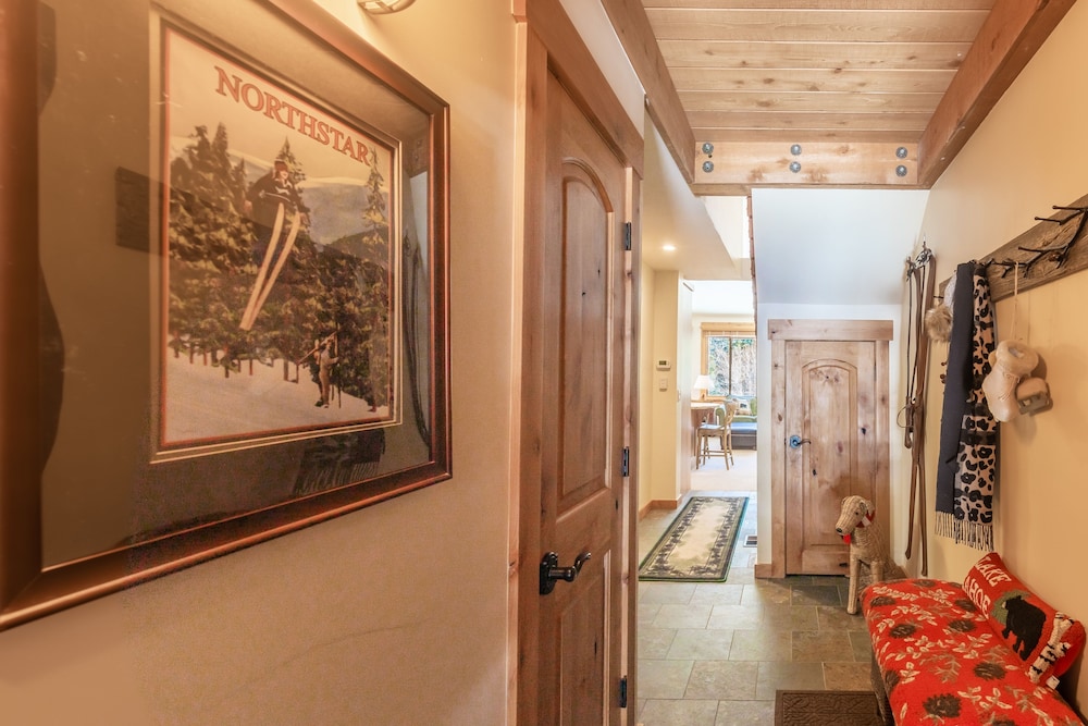 Beautiful Mountain 2 Bedroom Ski-In/Ski-Out in Ski Trails by RedAwning Save 10% on 3 Nights, 15% on 5 Nights!