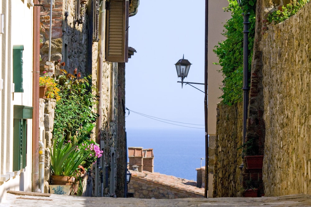 Follonica Apartments