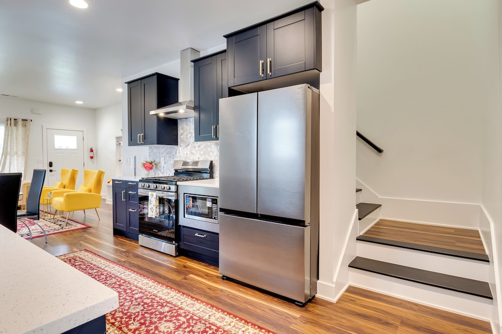 Walk to Parks: Dog-friendly Gem in Indianapolis!