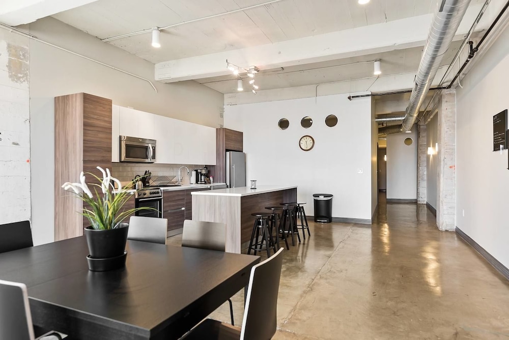 3 Bedroom Unit in Downtown Dallas with Pool & Gym - Image 4