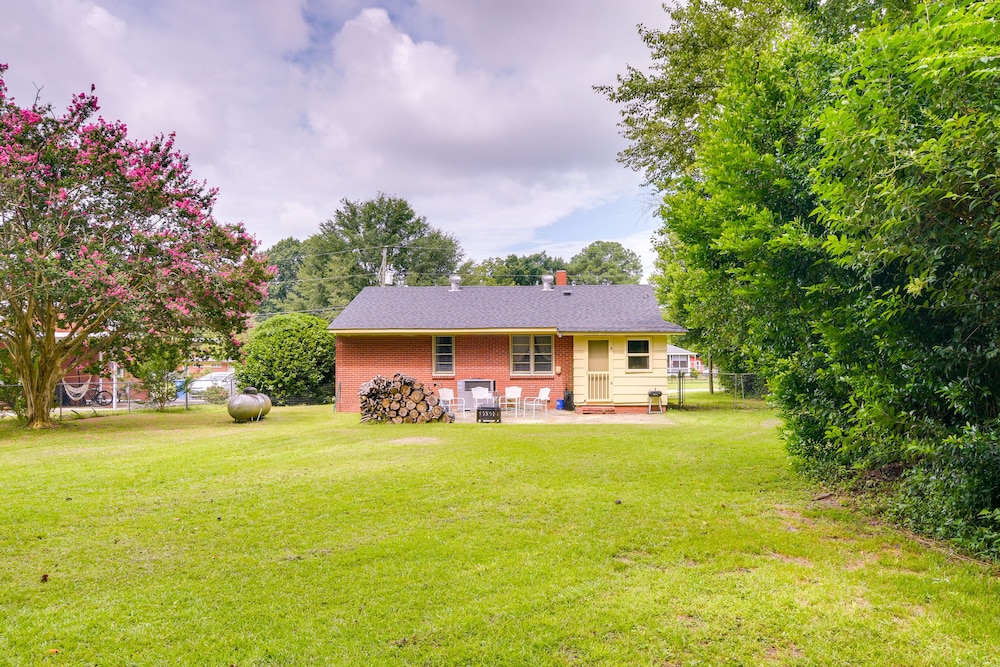 Fayetteville Vacation Rental ~ 6 Mi to Downtown! view 4