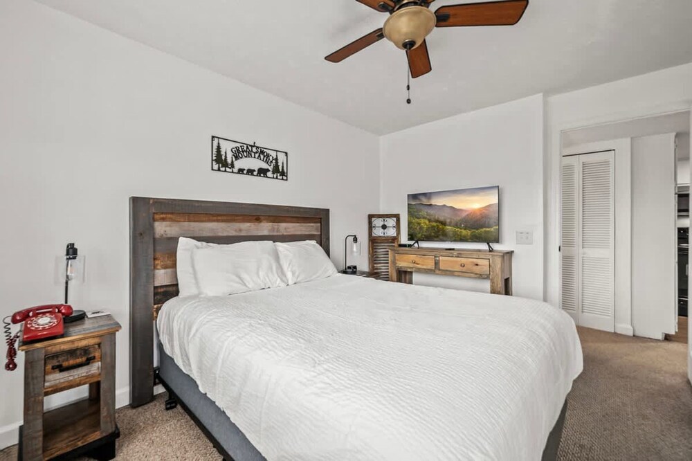 Full Kitchen Mountain Views Indoor Pool Access