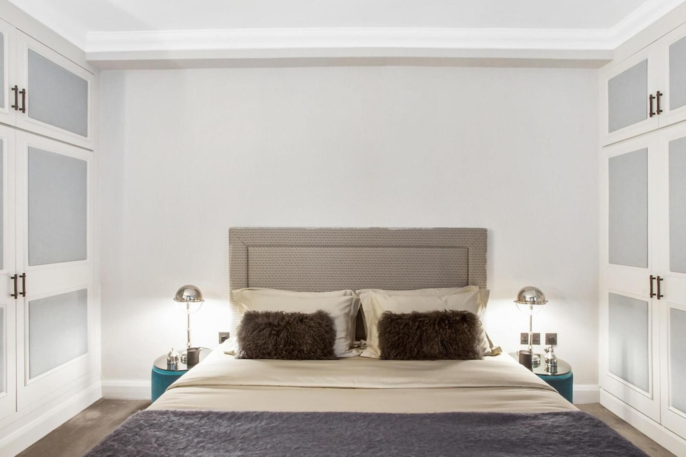 Knightsbridge 3-bed 2-bath by Harrods